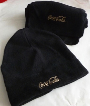 9515-1 € 8,00 coca cola fleece muts, sjaal
